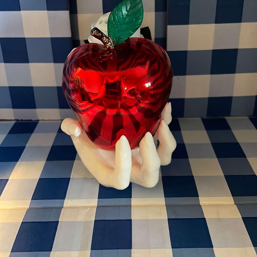 BATH AND BODY WORKS HAND HOLDING AN 🍎 WITH A SKULL BEHIND IT WHEN LIT!
